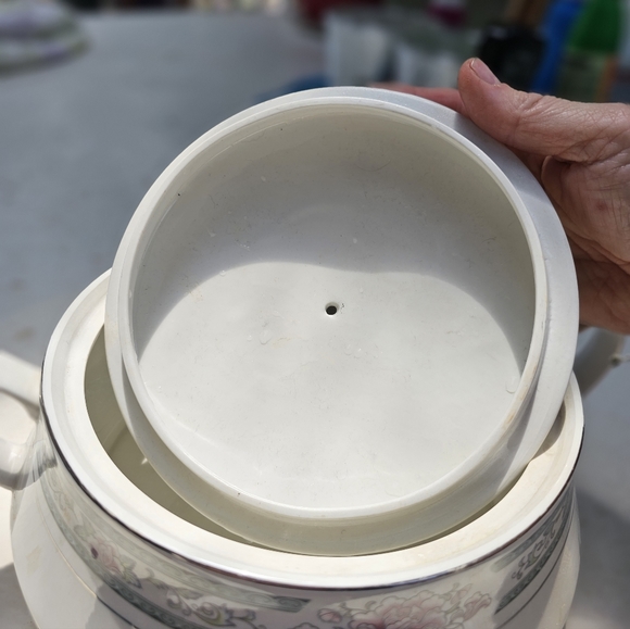 Lynn's Fine China Tureen (Deep Covered Dish) Serves Soup, Etc. - Picture 4 of 6